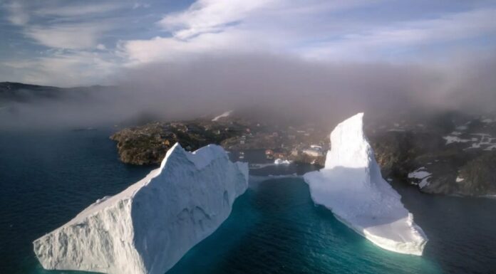 Жители Гренландии проснулись и увидели гигантский айсберг в опасной близости от своих домов