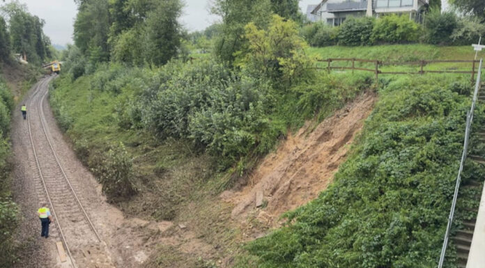 В Германии с рельсов сошел поезд: есть погибшие и десятки пострадавших, почему могла случиться катастрофа (фото, видео)