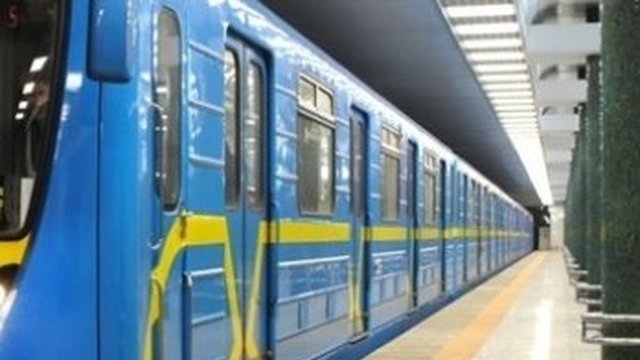 Дві наземні станції метро в Києві не працюють через загоряння трави, поїзди прямують до «Дарниці» – КМДА