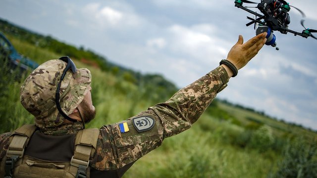 Торік для оборонних відомств українські компанії виготовили 1,7 млн дронів, що в 1400 разів більше, ніж у 2022 р., – StateWatch