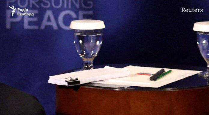 Карты и исторические материалы: Путин на переговорах с Трампом «читает лекцию» президенту США, — СМИ (фото)