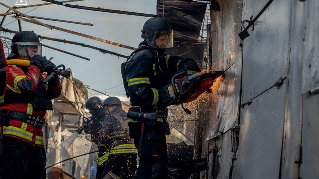 Через ворожу атаку по центральному ринку Сум вогнем знищено десять кіосків
