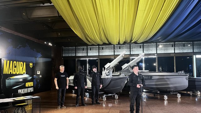 ГУР передав макети морських дронів Magura Національному музеї історії України у Другій світовій війні