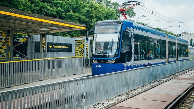 У Києві відновлено роботу турнікетів у швидкісному трамваї та фунікулері