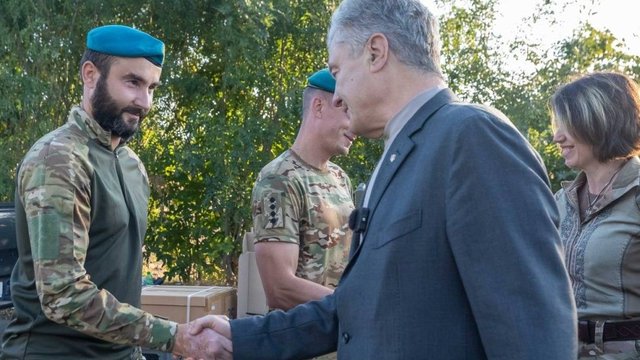Порошенко привіз дрони на фронт для Тетяни Чорновол, яка може стати нардепом, та для інших бригад на півдні