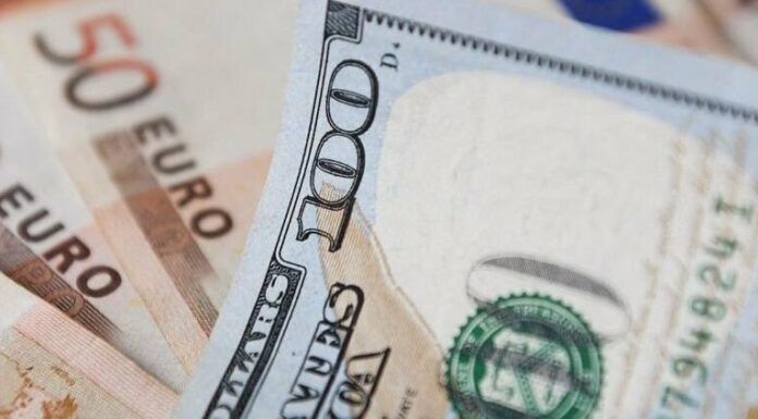 В обмінниках Одеси подорожчали долар та євро