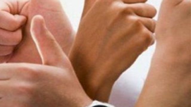 Жестова мова в Україні використовується лише на 5 телеканалах з 41, аудіодискрипція відсутня взагалі – Нацрада