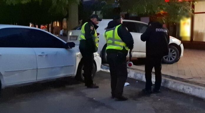 На Одещині водійка заднім ходом збила двох сестер: 7-річна та 18-річна в лікарні, — ФОТО, ВІДЕО