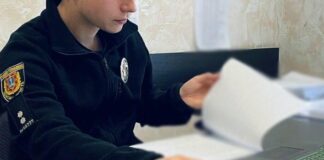 «Плюнула» на державний символ: в Одесі судитимуть жінку за наругу над прапором, — ФОТО