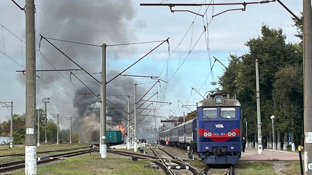 Ударів по вокзалу в Шостці було два, обидва по локомотивах різних пасажирських поїздів — віцепрем’єр