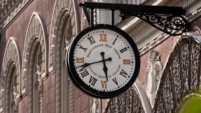 НБУ на прошлой неделе сократил валютные интервенции на 18,1%, но гривня подешевела