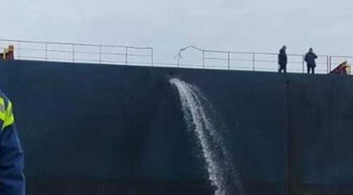 Повторні вибухи на Одещині: загорілися резервуари з олією, пошкоджено два цивільні судна, — ФОТО