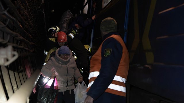 Рятувальники вивели близько 500 людей з київського метро