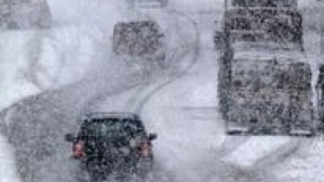 У Запорізькій області понад 50 одиниць спецтехніки розчищають дороги після снігопаду — ОВА