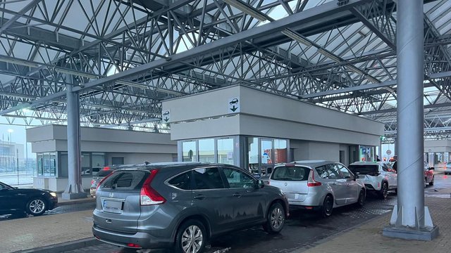 Потік на в’їзд в Україну цього тижня знову більше за потік на виїзд попри обстріли та морози