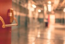 Батьки київських школярів отримують повідомлення про відновлення навчання з 2 лютого очно чи дистанційно