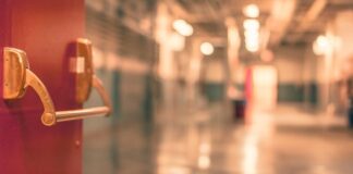 Батьки київських школярів отримують повідомлення про відновлення навчання з 2 лютого очно чи дистанційно