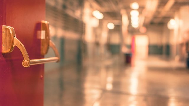 Батьки київських школярів отримують повідомлення про відновлення навчання з 2 лютого очно чи дистанційно