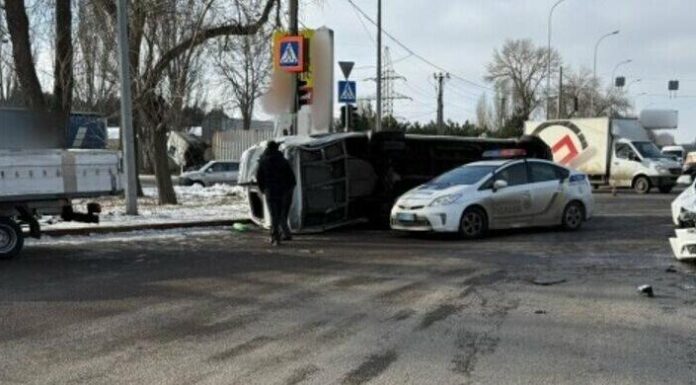 У Хаджибейському районі Одеси зіткнулися Mercedes і Audi: є травмований