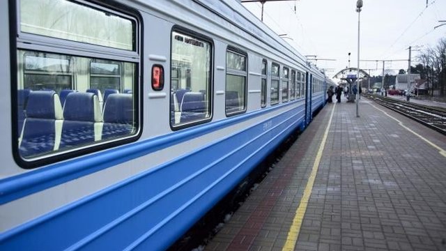 Низка поїздів на Київщині та Чернігівщині тимчасово не курсуватимуть цієї доби через обрив контактного дроту