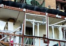 Зима без вікон і дверей: комунальники ліквідовують наслідки нічного обстрілу в Одесі, — ФОТО