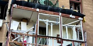 Зима без вікон і дверей: комунальники ліквідовують наслідки нічного обстрілу в Одесі, — ФОТО