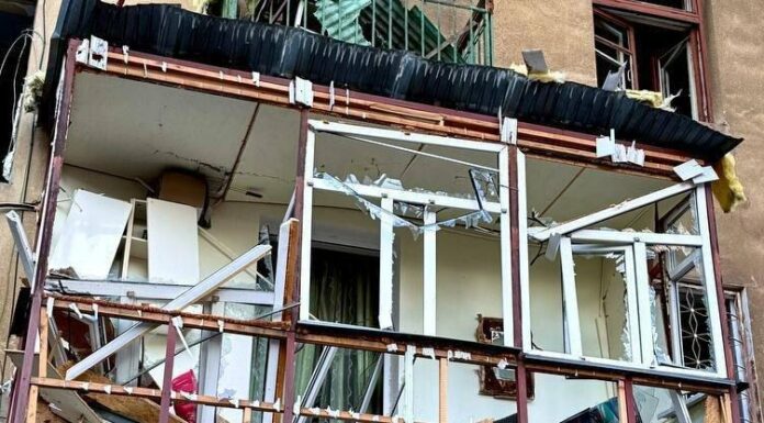 Зима без вікон і дверей: комунальники ліквідовують наслідки нічного обстрілу в Одесі, — ФОТО