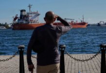 Танкер с российским топливом остановился на пути к Кубе