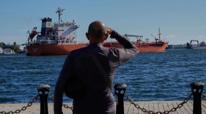 Танкер с российским топливом остановился на пути к Кубе