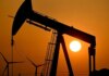 Цены на нефть снижаются на фоне прогнозов рекордного избытка предложения и улучшением отношений США и Ирана