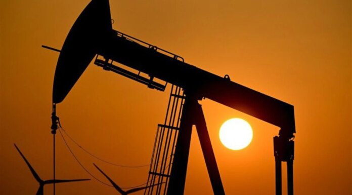 Цены на нефть снижаются на фоне прогнозов рекордного избытка предложения и улучшением отношений США и Ирана