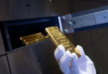 Мировые цены на золото снизились из-за укрепления доллара и низкой активности на азиатских рынках