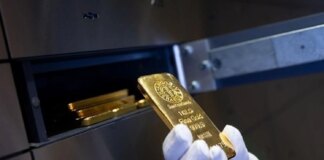 Мировые цены на золото снизились из-за укрепления доллара и низкой активности на азиатских рынках