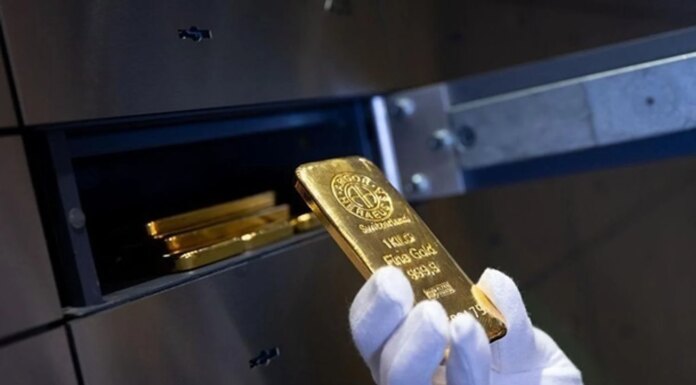 Мировые цены на золото снизились из-за укрепления доллара и низкой активности на азиатских рынках