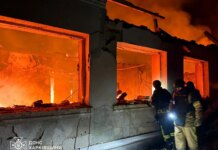 В Харьковской области вражеский дрон попал в дом, из-под завалов достали тело мужчины, его жена ранена