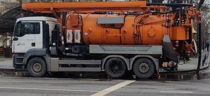 В Одесі тривають роботи з очищення систем водовідведення дощової води, — ФОТО