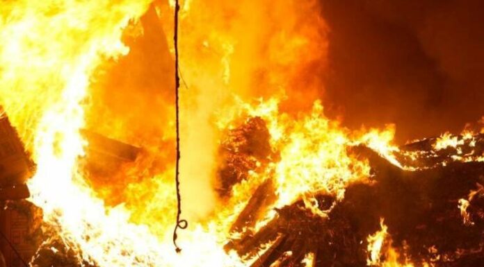 Вогонь і зруйновані конструкції: ДСНС оприлюднила фото наслідків обстрілу Одеси, — ФОТО