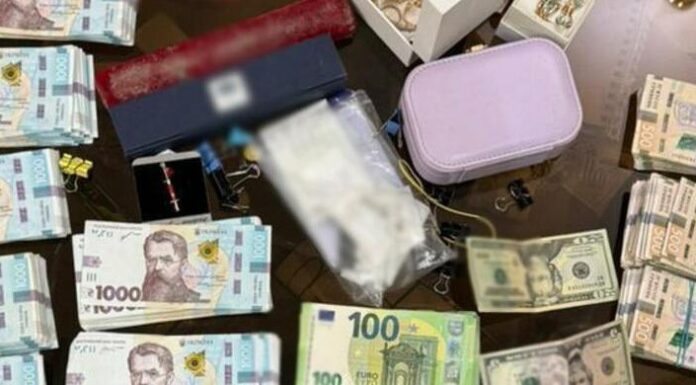 $10 тисяч за «непридатність»: на Одещині викрили директора лікарні