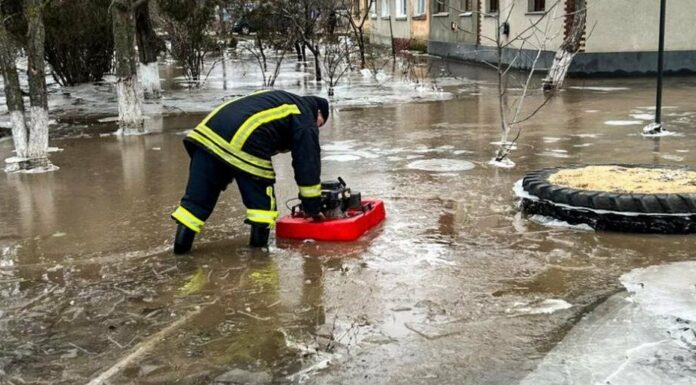 Одещину підтоплює: рятувальники відкачали 5800 м³ талої води, — ФОТО