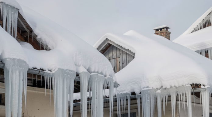Лід падає з дахів: в Одесі попереджають про небезпеку та штрафи