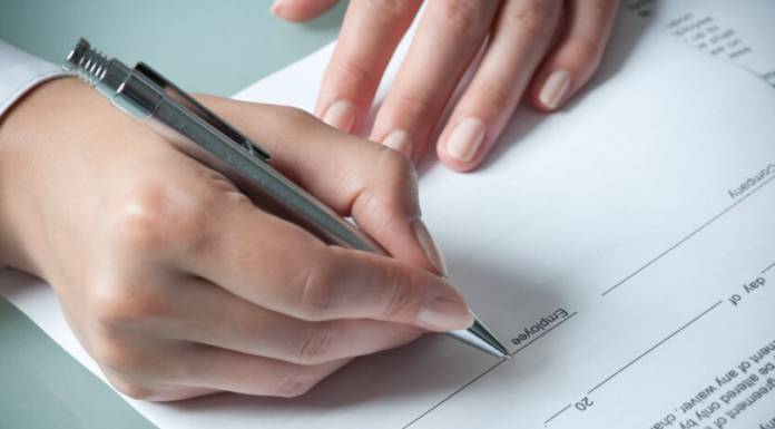 В Украине хотят узаконить видеослежку и чтение переписки на работе: детали нового Трудового кодекса