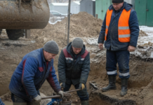 По коліна в крижаній воді: як аварійники Одеси витримують 24 години на морозі, — ВІДЕО