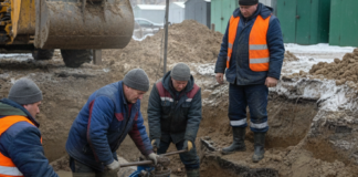 По коліна в крижаній воді: як аварійники Одеси витримують 24 години на морозі, — ВІДЕО