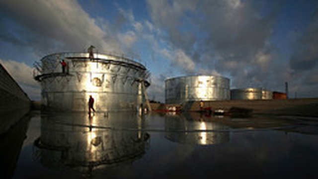 Цены на нефть опускаются после уверенного подъема накануне, Brent торгуется ниже $69 за баррель