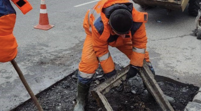 В Одесі масово чистять ливнівки, щоб місто не «поплило» під час дощів, — ФОТО