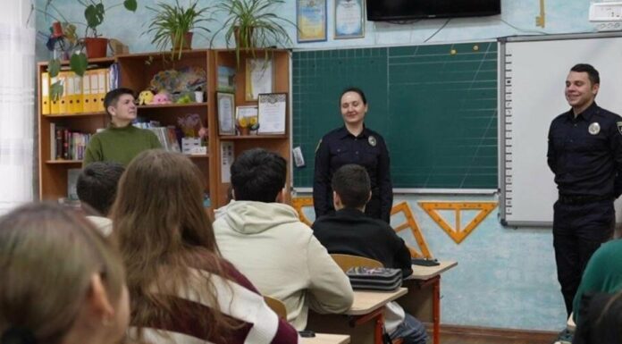 Що робити, якщо на школу напали: поліцейські провели навчання для одеських освітян