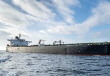 Цена на нефть выросла на 10% после ударов по Ирану, возможен скачок до $100 за баррель — Reuters