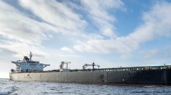 Цена на нефть выросла на 10% после ударов по Ирану, возможен скачок до $100 за баррель — Reuters