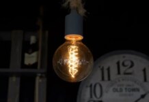 Графики отключений света в понедельник будут действовать по всей Украине, но только вечером