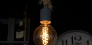 Графики отключений света в понедельник будут действовать по всей Украине, но только вечером